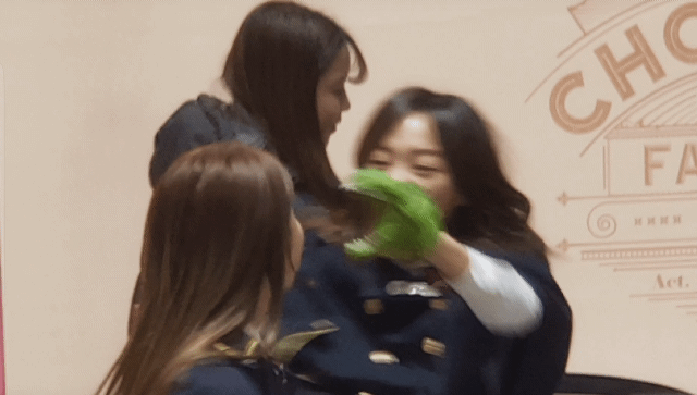 세정이한테 당하는 김나영.gif | 인스티즈