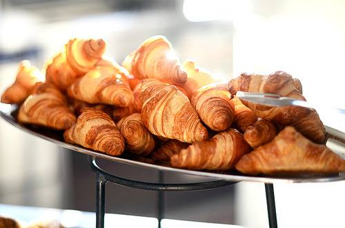 Croissant (크로와상) + Pain au Chocolat (뺑오쇼콜라) | 인스티즈