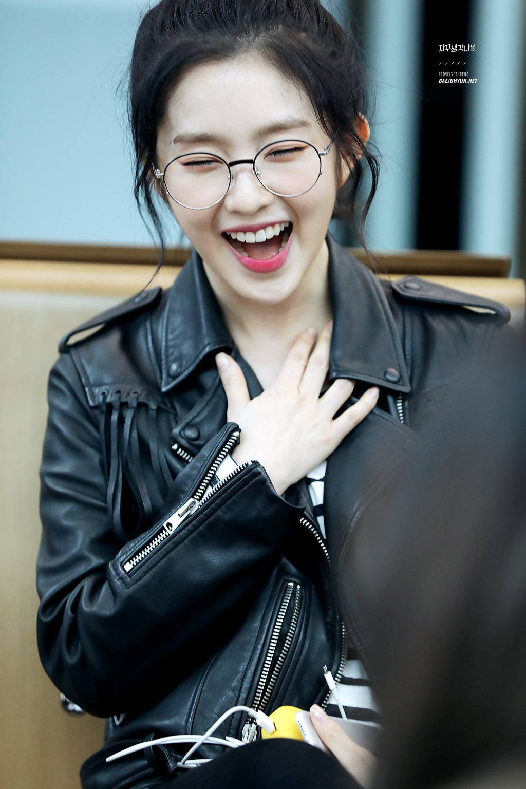 안경+머리 묶은 아이린.jpg | 인스티즈