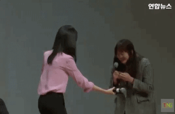 윤아가 안아주려하는데 자꾸 도망가는 팬.gif | 인스티즈