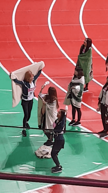 아육대에서 굿즈 자랑하는 트와이스 | 인스티즈