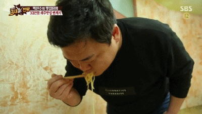 [백종원의3대천왕] 본인 키만한 면발 흡입하는 김준현.jpgif | 인스티즈