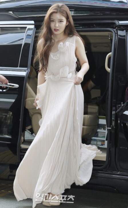 백상예술대상에서 김유정이 입은 드레스 가격 | 인스티즈