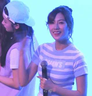 하영이 터치해서 당황한 보미.gif | 인스티즈