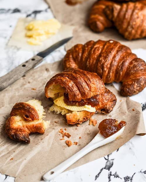 Croissant (크로와상) + Pain au Chocolat (뺑오쇼콜라) | 인스티즈