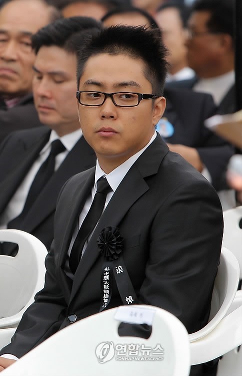 박정희 추도식에 여러번 참석한 박근혜와 은지원 | 인스티즈