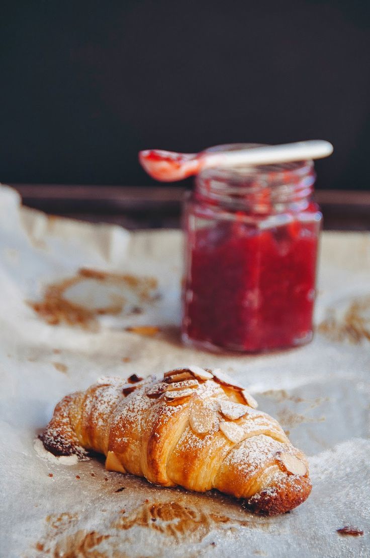 Croissant (크로와상) + Pain au Chocolat (뺑오쇼콜라) | 인스티즈