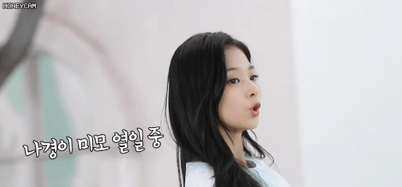 애교 그 자체인 신인 여자 아이돌.gif | 인스티즈