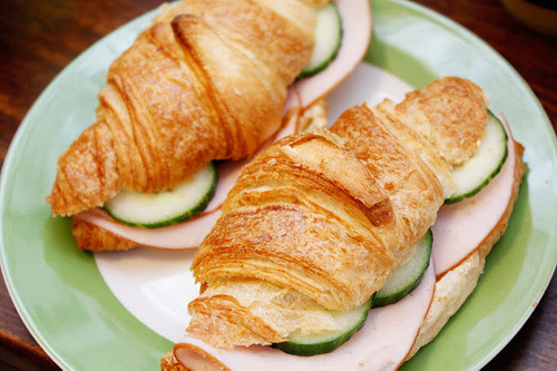 Croissant (크로와상) + Pain au Chocolat (뺑오쇼콜라) | 인스티즈
