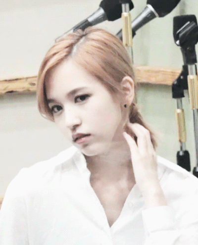 [트와이스] 흰 셔츠입고 목터치하는 미나.gif | 인스티즈