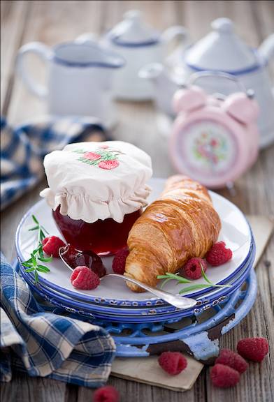 Croissant (크로와상) + Pain au Chocolat (뺑오쇼콜라) | 인스티즈