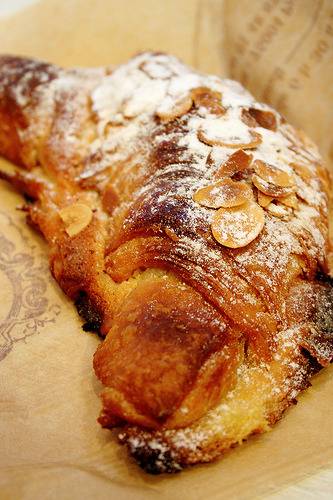 Croissant (크로와상) + Pain au Chocolat (뺑오쇼콜라) | 인스티즈