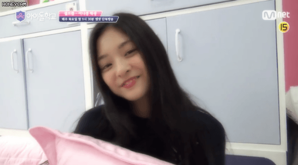 애교 그 자체인 신인 여자 아이돌.gif | 인스티즈