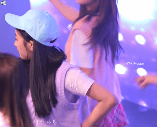 하영이 터치해서 당황한 보미.gif | 인스티즈