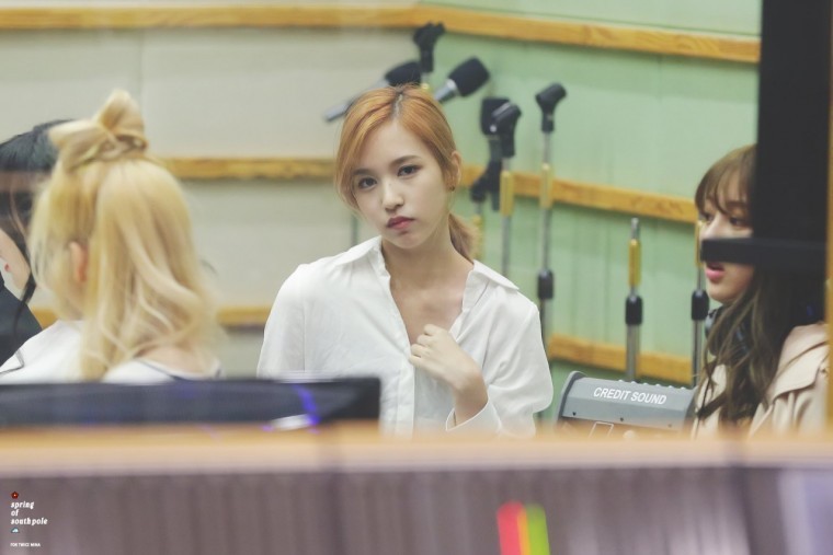 [트와이스] 흰 셔츠입고 목터치하는 미나.gif | 인스티즈