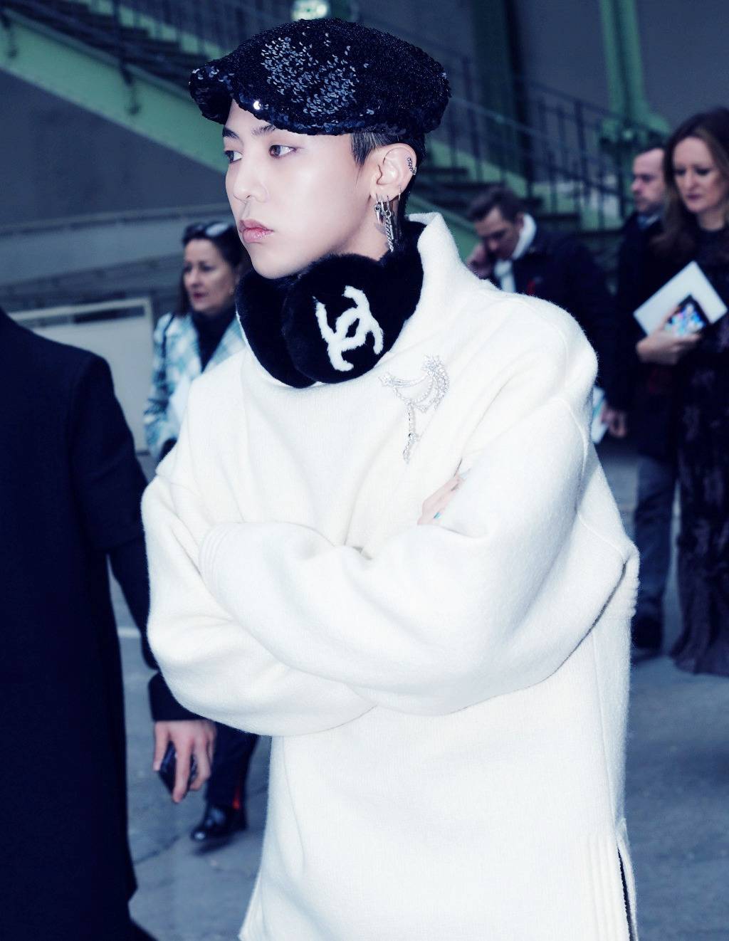 팬이 선물한 폰케이스 인증한 지드래곤.jpg | 인스티즈