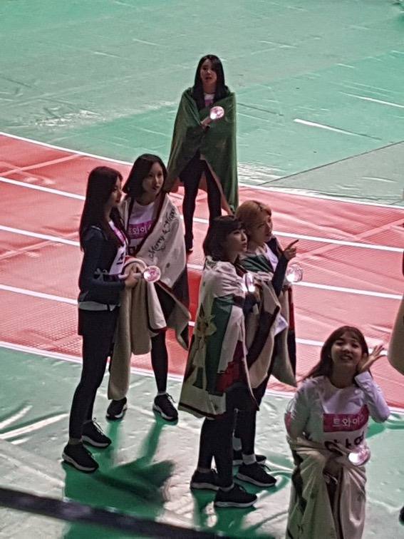 아육대에서 굿즈 자랑하는 트와이스 | 인스티즈