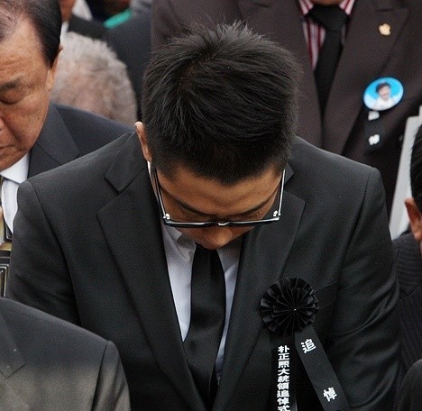 박정희 추도식에 여러번 참석한 박근혜와 은지원 | 인스티즈