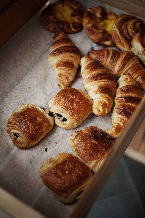 Croissant (크로와상) + Pain au Chocolat (뺑오쇼콜라) | 인스티즈