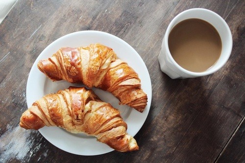 Croissant (크로와상) + Pain au Chocolat (뺑오쇼콜라) | 인스티즈