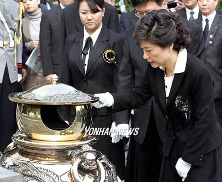 박정희 추도식에 여러번 참석한 박근혜와 은지원 | 인스티즈