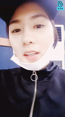 아파서 쌩얼못생겼다고 찡찡대는 하영이.gif | 인스티즈