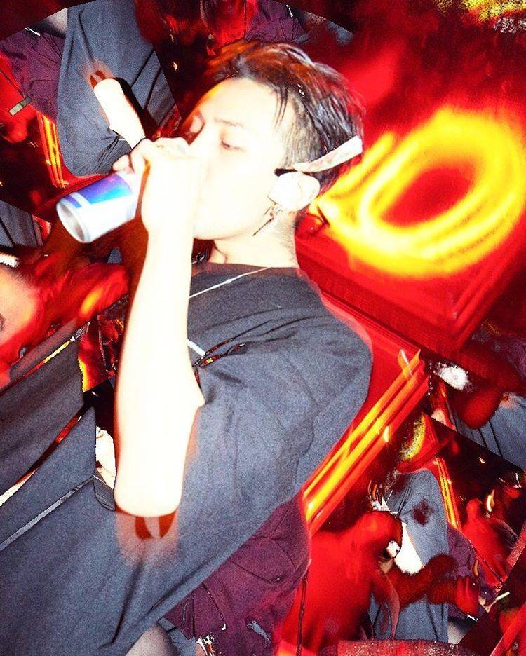 팬이 선물한 폰케이스 인증한 지드래곤.jpg | 인스티즈