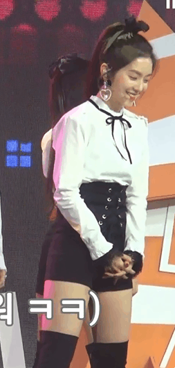 팬들 다정하게 보는 아이린.jpgif | 인스티즈