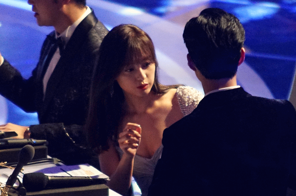 박보검 나비넥타이 정리해주는 김지원.gif | 인스티즈