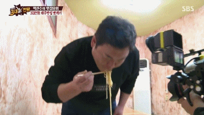 [백종원의3대천왕] 본인 키만한 면발 흡입하는 김준현.jpgif | 인스티즈