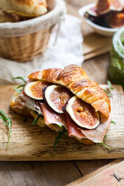 Croissant (크로와상) + Pain au Chocolat (뺑오쇼콜라) | 인스티즈