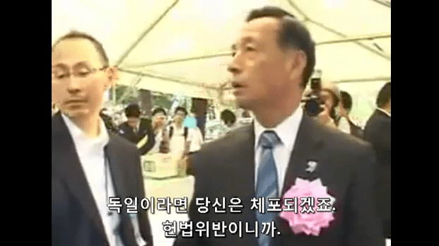 야스쿠니 신사에서 참배하는 일본인들에게 일침 날리는 캐나다인.jpg | 인스티즈