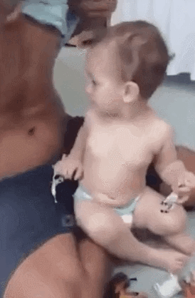 아빠 따라하는 아기.gif | 인스티즈