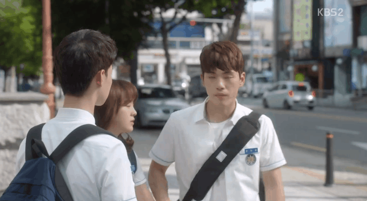 [학교2017] 팔 잡아끌고 가니까 놓으라는 박력여주와 금세 쭈굴해지는 츤데레 고딩.jpgif | 인스티즈