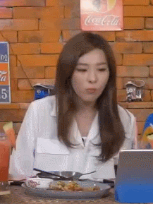 먹방중 방송 끝난다니깐 급하게 먹는 슬기.gif | 인스티즈