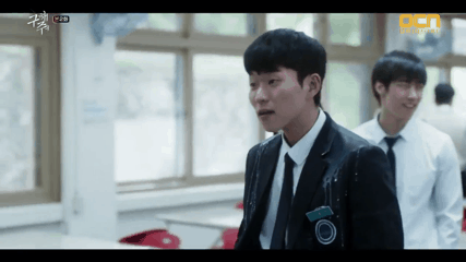 [구해줘] 학폭 가해자 뺨 때리는 여주.gif | 인스티즈