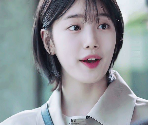 [당잠사] 연고 발라주는 수지.gif | 인스티즈