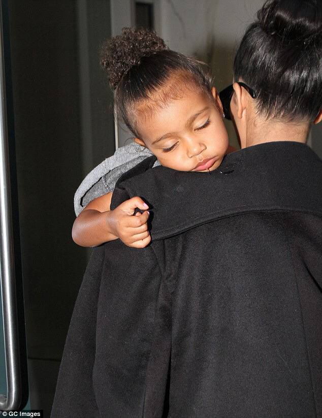 발렌시아가 싸이 하이 부츠 신은 노스 웨스트 | 인스티즈