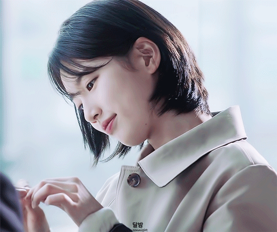 [당잠사] 연고 발라주는 수지.gif | 인스티즈