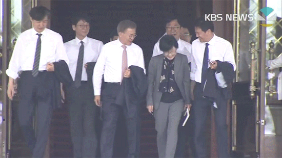 조현옥 인사수석 안쪽으로 에스코트하는 임종석 비서실장.gif | 인스티즈