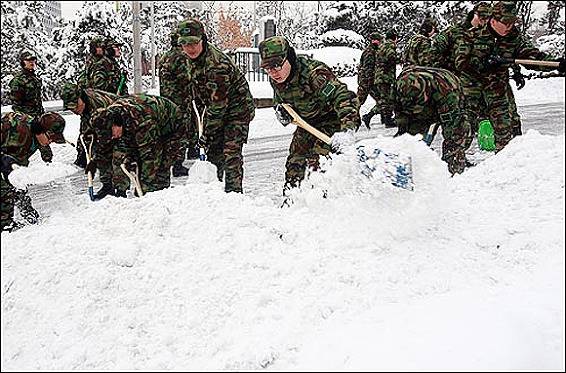 둘 중 군대 최악의 작업은? (쓰레기 vs 쓰레기) | 인스티즈