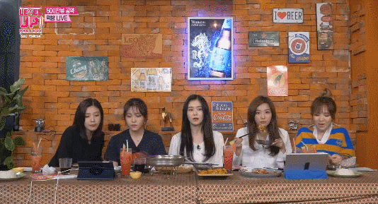 먹방중 방송 끝난다니깐 급하게 먹는 슬기.gif | 인스티즈