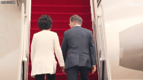 문재인 대통령과 김정숙 여사님의 자연스러운 애정표현.gif | 인스티즈