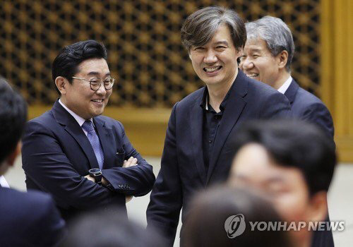 분리불안에서 해방된 조국수석 vs 돌아온 상사 때문에 맘이 복잡한 임종석 비서실장 | 인스티즈