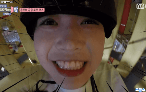 카메라에 들이미는 송하영.gif | 인스티즈