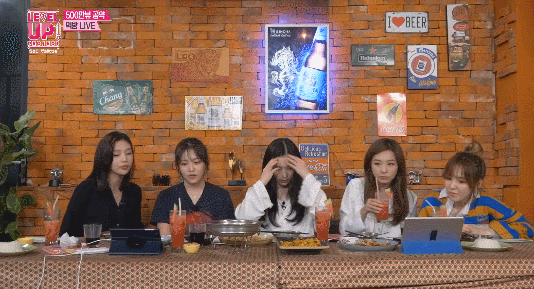 먹방중 방송 끝난다니깐 급하게 먹는 슬기.gif | 인스티즈