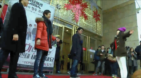영화배우들이 팬을 안는 방법.gif | 인스티즈