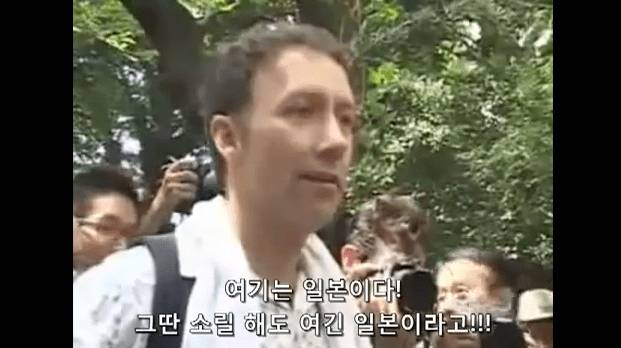 야스쿠니 신사에서 참배하는 일본인들에게 일침 날리는 캐나다인.jpg | 인스티즈