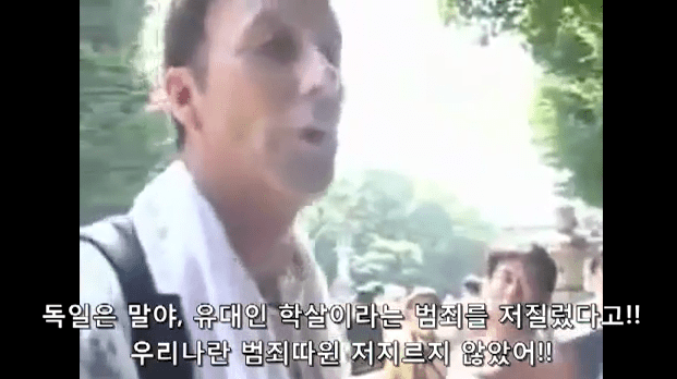 야스쿠니 신사에서 참배하는 일본인들에게 일침 날리는 캐나다인.jpg | 인스티즈