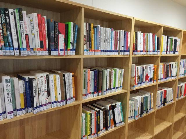 책을 종이책으로만 읽는 사람들 사이에서 은근 갈리는거 111222 | 인스티즈